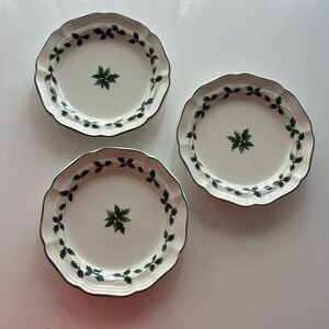 Mikasa Holly Design Dinner Plates - Green and Red